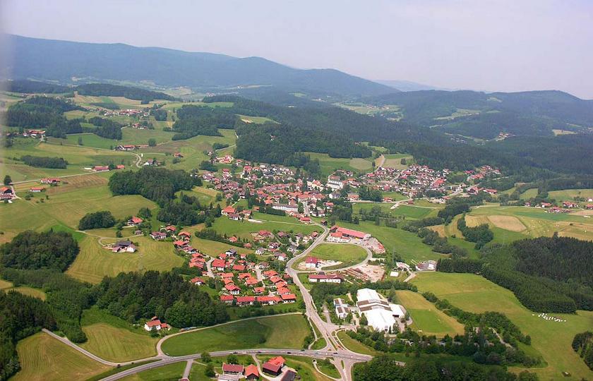 Luftaufnahme Bayern mit Straßen und kleinen Siedlungsbereichen