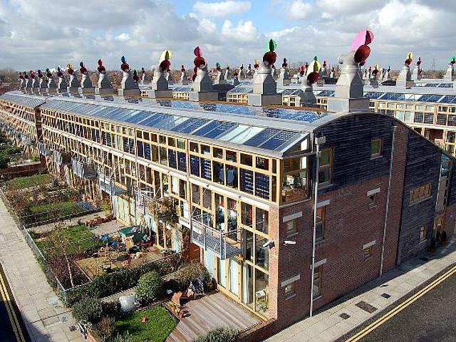 Viele Quartiere sparen bereits Energie und erzeugen sogar selbst, wie hier im BedZED eco-village, Großbritannien, ein energieeffizientes Quartier mit sozialem Anspruch und eigener Energieversorgung mittels Solarenergie, Regenwassernutzung, Wärmerückgew