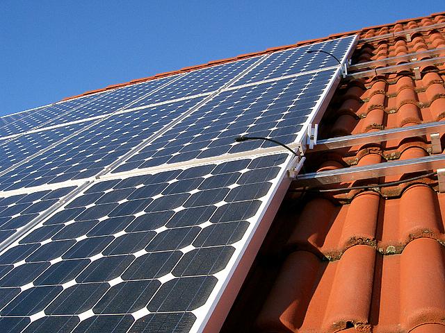 Für Bürgerenergiegenossenschaften ist es inzwischen sehr schwer geworden, Photovoltaikanlagen zu errichten. (Bild: © TR/pixelio.de)