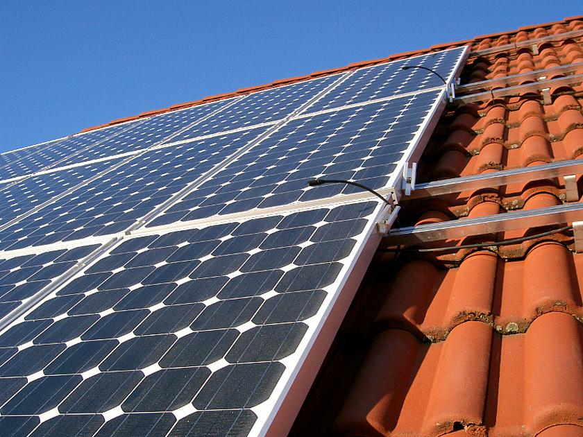 Für Bürgerenergiegenossenschaften ist es inzwischen sehr schwer geworden, Photovoltaikanlagen zu errichten. (Bild: © TR/pixelio.de)