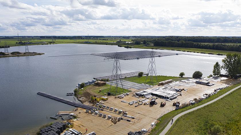 Schwimmender Solarpark Seekdorn bei Zwolle (Niederlande). Bis Ende Oktober soll die 14,5 Megawatt Anlage vollends fertiggestellt sein. (Fotos: © BayWa r.e.)