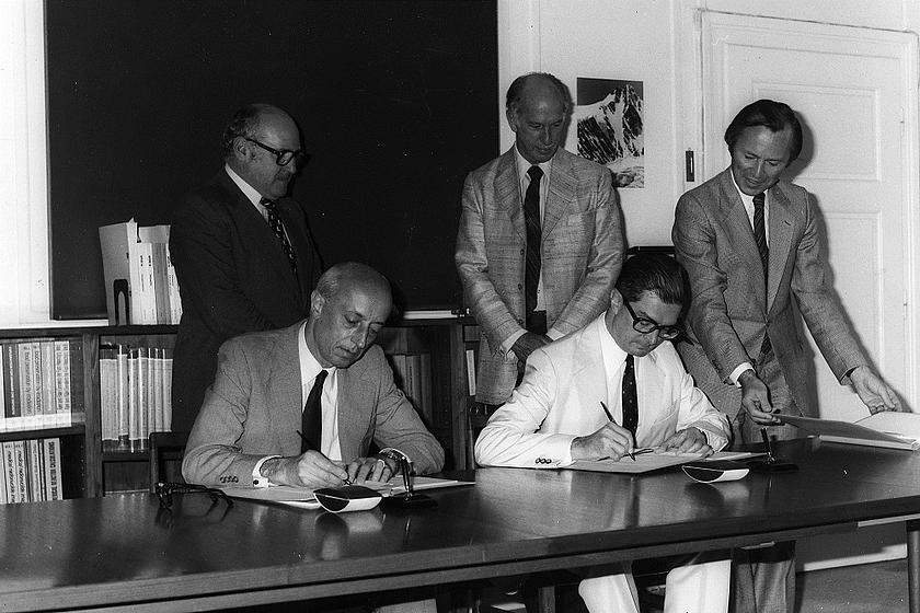 Diese Unterschrift besiegelt am 27. Juli 1978 ein Abkommen zu Schutzmaßnahmen zwischen Frankreich, der Europäischen Atomgemeinschaft (EURATOM) und der Internationalen Atomenergie-Organisation (IAEO). (Foto: <a href="https://www.flickr.com/photos/iaea_im