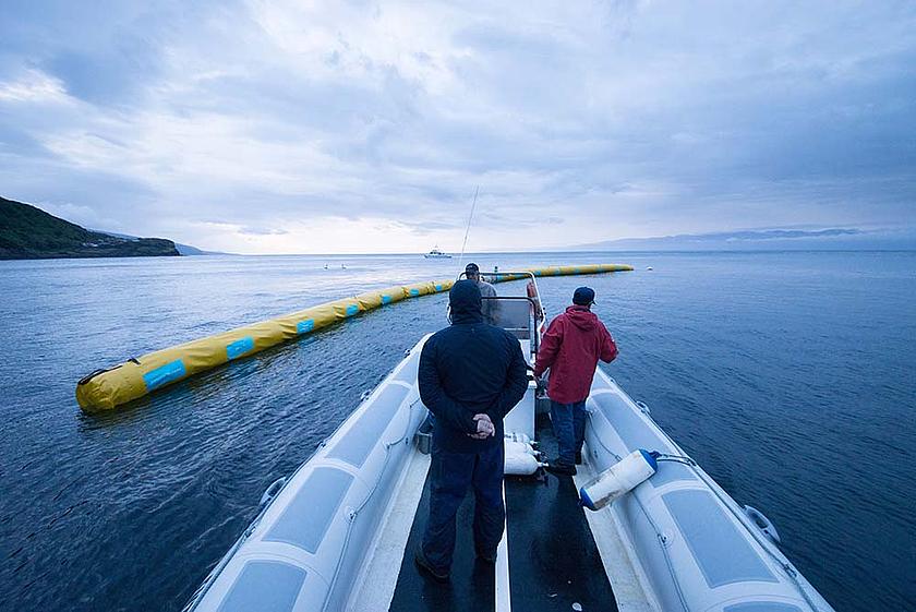 Die Pilotanlagen vor der Küste Hollands und der japanischen Insel Tsushima sollen auf den regulären Einsatz im Nordpazifik vorbereiten. Ab 2020 will das Team dort die riesigen  Meeresdriftströme mit Plastikmüll angehen. (Foto: The Ocean Cleanup)