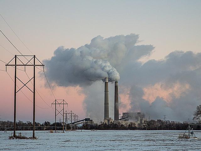 In Vietnam könnte sich der CO2-Ausstoß aus Kohlekraftwerken im Zeitraum von 2012 bis 2030 fast verzehnfachen, in der Türkei immerhin vervierfachen. (Foto: <a href="https://commons.wikimedia.org/wiki/File:Sherco_Generating_Station_-_Xcel_Energy_Sherburne_County_Coal-Fired_Power_Plant_-_Sunset_(24077210421).jpg" target="_blank">Tony Webster / Wikimedia.org</a>, <a href="https://creativecommons.org/licenses/by-sa/2.0/deed.en" target="_blank">CC BY-SA 2.0</a>)