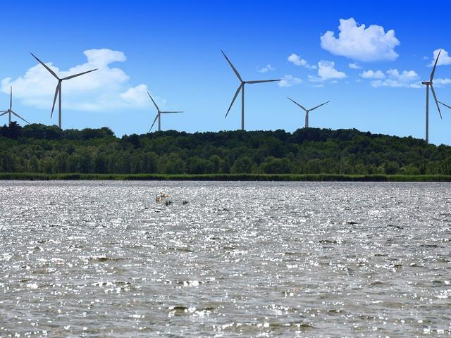 Mecklenburgische Seenplatte mit Windkraftanlagen