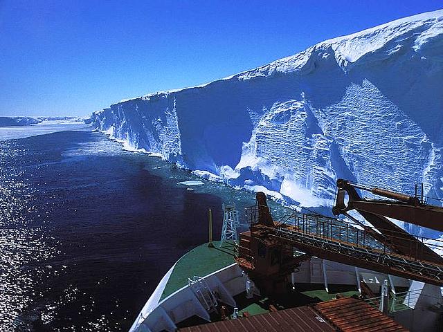 Die Ablösung und Bildung von Eisbergen ist ein natürlicher Prozess, die Klimaerwärmung beschleunigt den Prozess jedoch. Die Antarktis gehört dabei zu den am schwersten betroffenen Regionen weltweit. (Foto: <a href="https://commons.wikimedia.org/w/inde