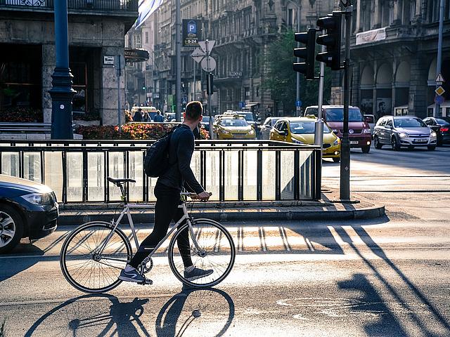 Fahrradfahrer im dichten Stadtverkehr.
