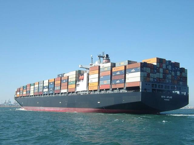 Containerschiff auf See