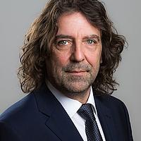 Jürgen Pöschk ist Initiator und Hauptveranstalter der Berliner ENERGIETAGE sowie Herausgeber des Jahrbuchs „Energieeffizienz in Gebäuden“.