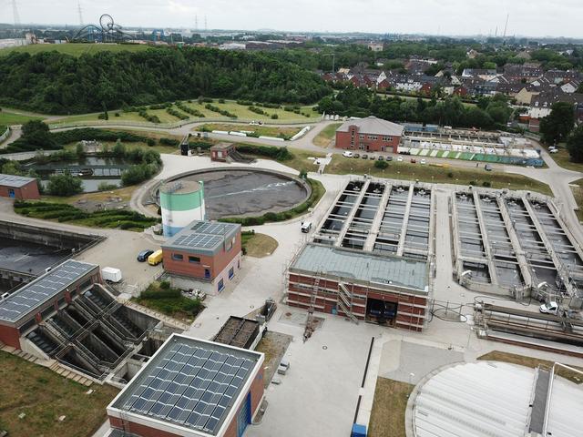 Luftaufnahme einer Kläranlage mit PV-Dächern