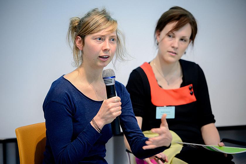 Luise Neumann-Cosel (Vorstandsmitglied, BürgerEnergie Berlin eG.) am Mikrofon, daneben rechts Kirsten Hasberg (Gründerin und CEO, Energy Democracy TV, Kopenhagen), (Foto: © Stephan Röhl / flickr.com CC BY-SA 2.0)
