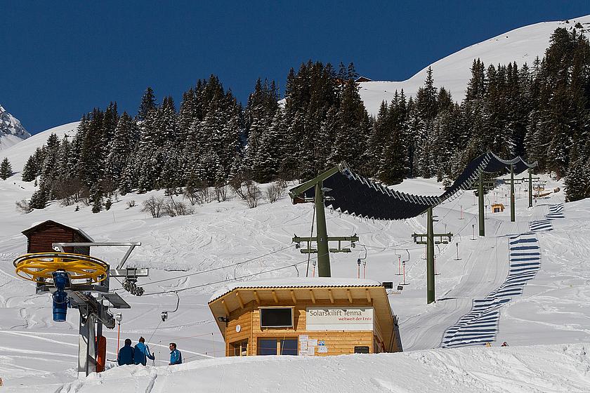 Im schweizerischen Skigebiet Tenna bringt ein Solarskilift die Wintersportler auf den Berg