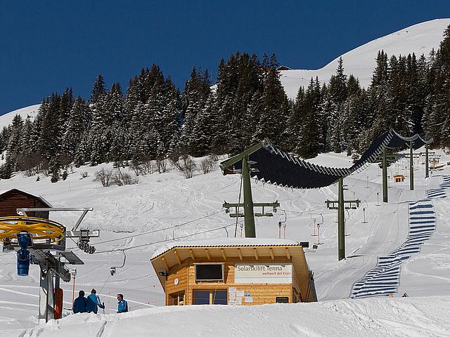 Im schweizerischen Skigebiet Tenna bringt ein Solarskilift die Wintersportler auf den Berg