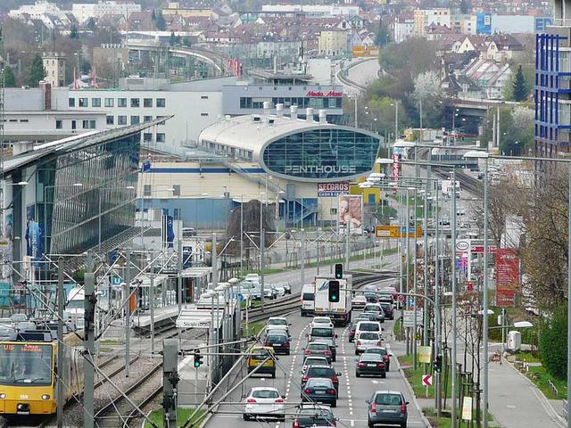 Heilbronner Straße in Stuttgart, Autos, Straßenbahn, im Hintergrund Gebäude