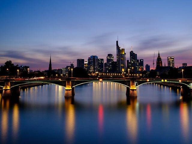 Brücke über den Main, dahinter Skyline von Frankfurt