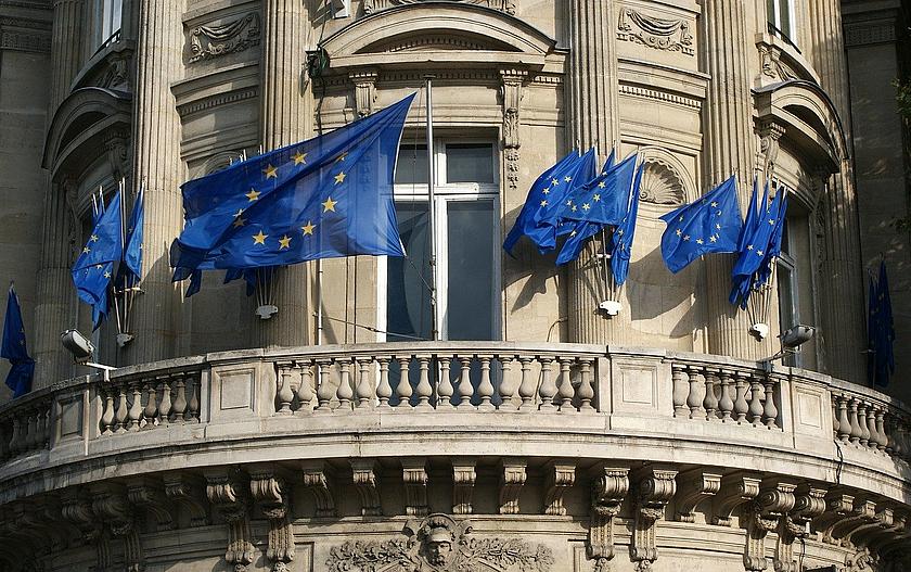 Viele Flaggen der Europäischen Union an einem Gebäude.