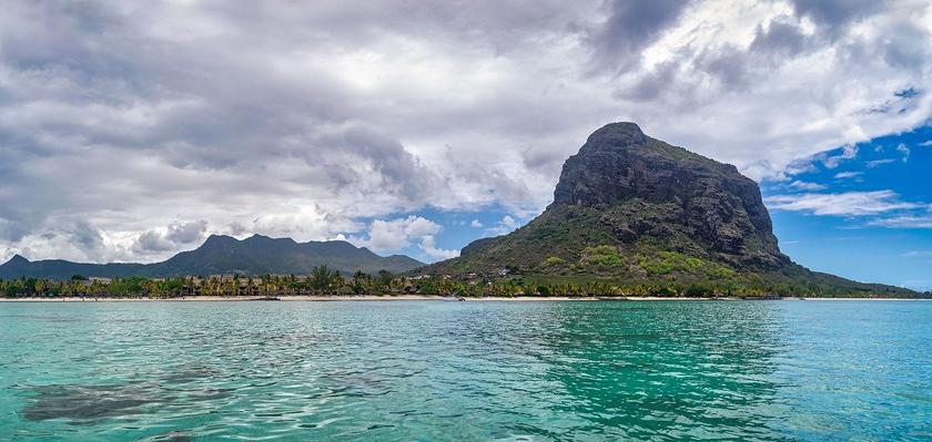 Blick vom Ozean auf die Insel Mauritius