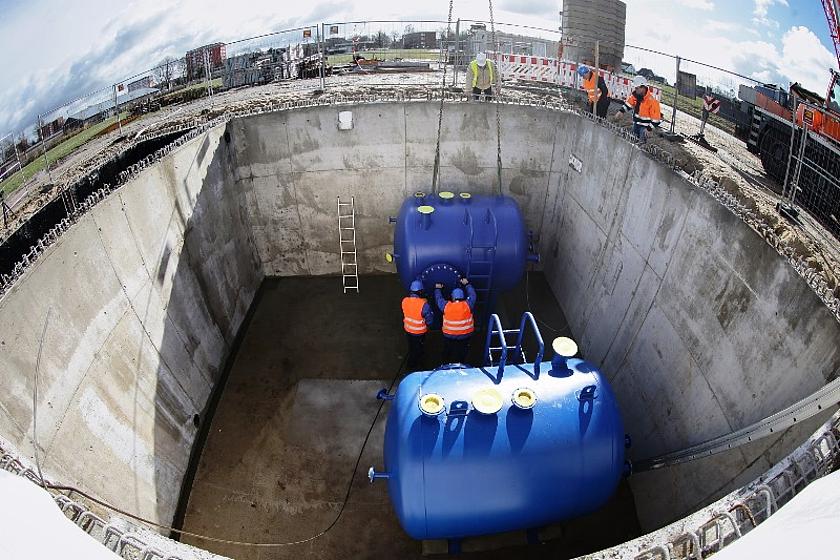 Hamburg Wasser. Erst die Tanks, dann das Gebäude: Einbau der beiden riesigen Schwarzwassertanks im Keller des Pumpwerks. (Foto: HC Neidlein)