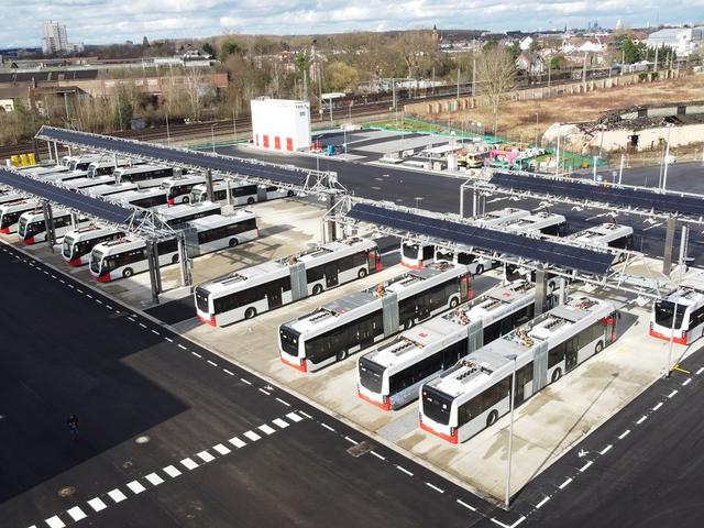 Luftaufnahme eines Geländes mit vielen Bussen für den ÖPNV und Solaranlagen