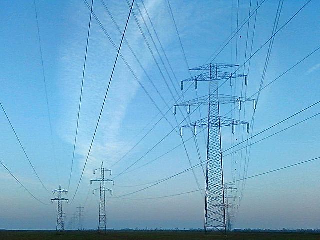Insgesamt gibt es für Strom- und Gas über 1.600 Netzbetreiber in Deutschland, eine einmalige Struktur in Europa. (Foto: M.Dufek, CC BY-SA 3.0, https://commons.wikimedia.org/wiki/File:2012_strommasten_110_220_380kV_himberg.jpg)