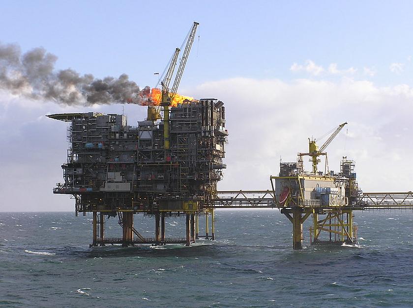 Die Gas-Plattform Tyra East im Meer
