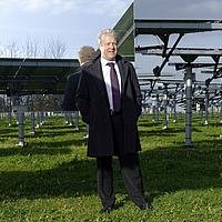 Prof. Hoffschmidt vor Solarspiegeln. (Foto: Peter Winandy)