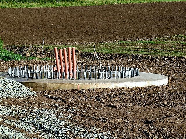 Fundament eines Windrades auf einem Feld