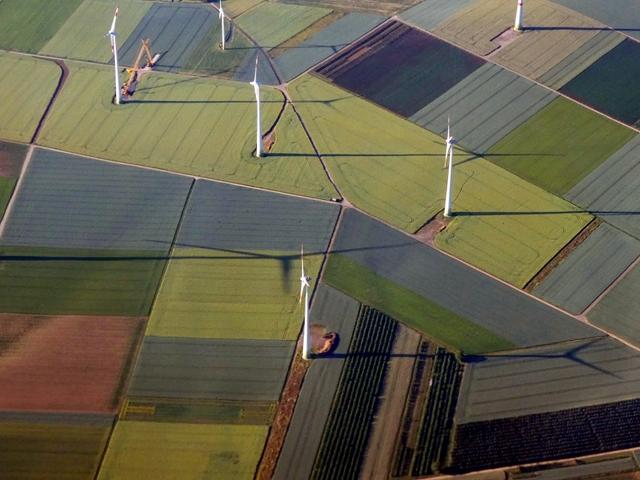 Blick aus der Luft auf Felder und Windkraftanlagen 