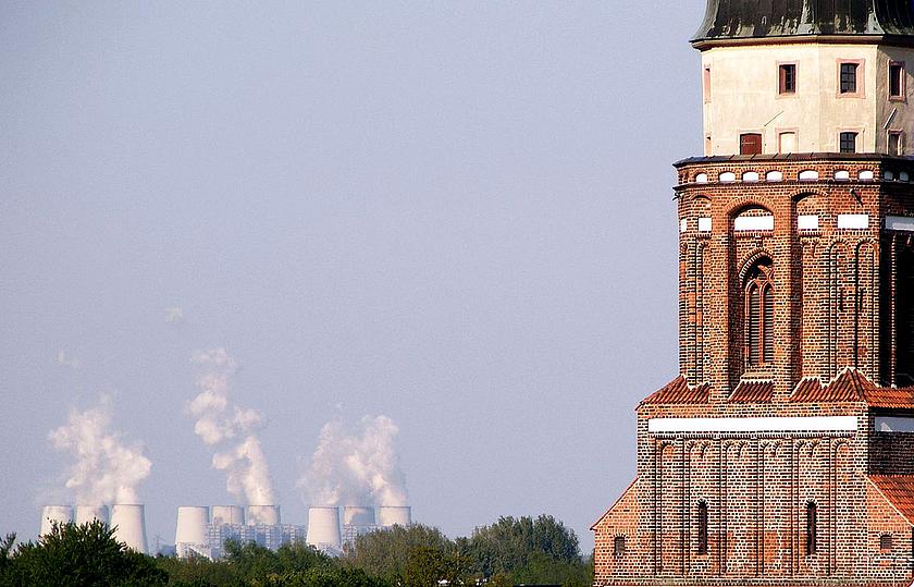 Wahrzeichen von Cottbus: Die Oberkirche St. Nikolai und die Kühltürme des Braunkohlekraftwerks Jänschwalde