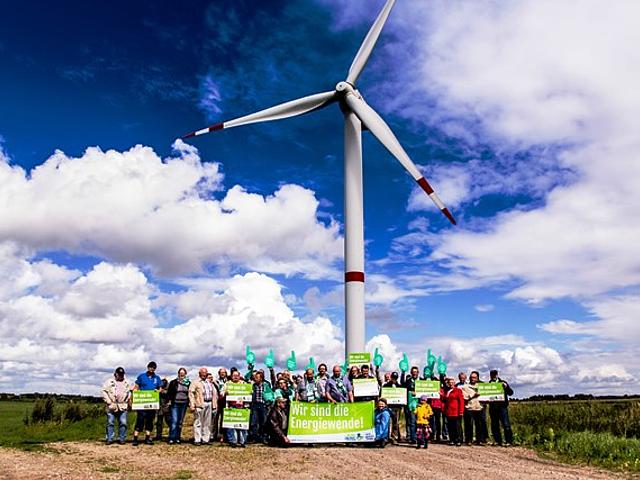 Bürger machen schon lange Wind: Die Beteiligung an einer Windkraftanlage erhöht die Akzeptanz und stärkt die Gemeinschaft. (Foto: © BBEn)