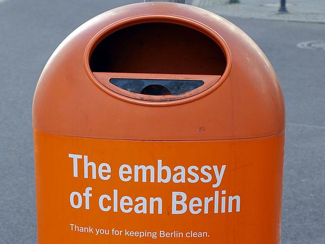Neben den Straßen soll die Berliner Stadtreinigung auch die Luft sauberer machen und bis 2025 mindestens 67.000 Tonnen CO2 einsparen. (Foto: © <a href="https://commons.wikimedia.org/wiki/File:2016-04-22_BSR-M%C3%BClleimer_Embassy_of_clean_Berlin_anagori