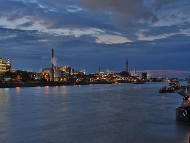Industriebauten an einem Fluss in der Nacht