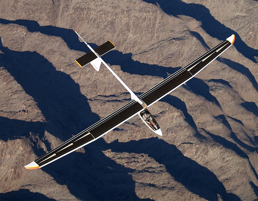 Solarflugzeug über der kalifornischen Wüste