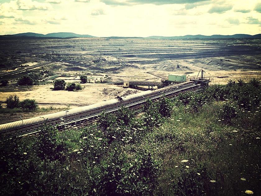 Blick über den Braunkohletagebau Turow mit angrenzendem Grünem Gebiet.