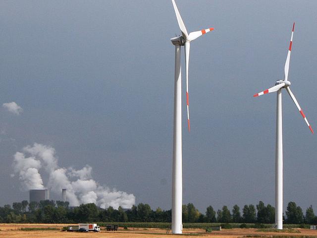 Wind- statt Kohlekraft: Viele Jahre nach dem Rückbau kann auch wieder Gras über die Kohle-Geschichte wachsen. (Foto: Nicole Allé)