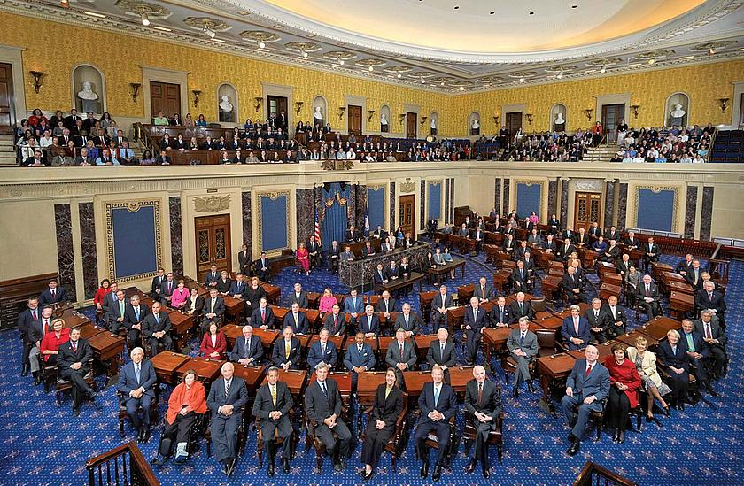 Bild des US.Senats mit seinen Abgeordneten auf Stühlen. Darüber eine Empore mit weiteren Personen