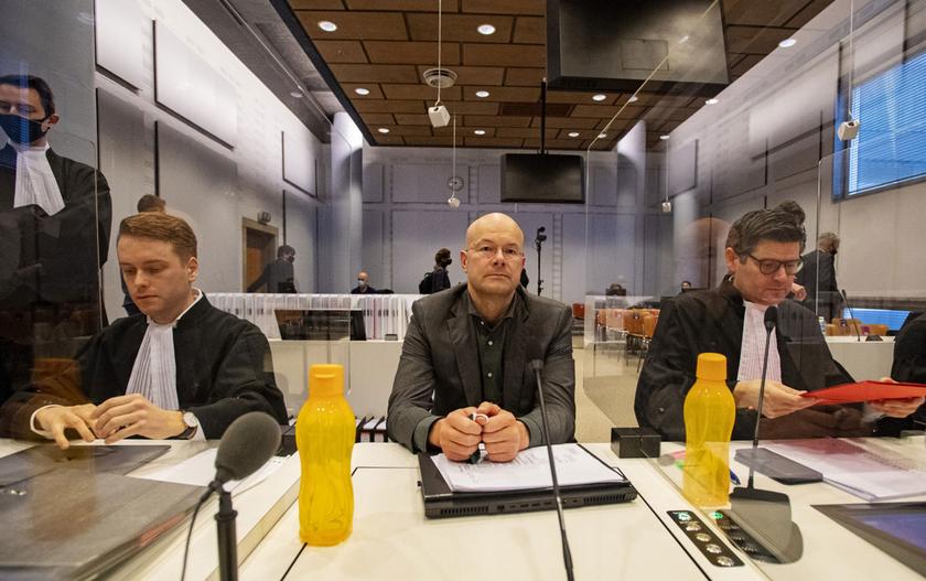 Drei Männer in einem Gerichtssaal in Den Haag