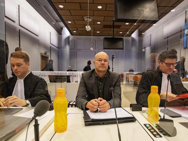 Drei Männer in einem Gerichtssaal in Den Haag