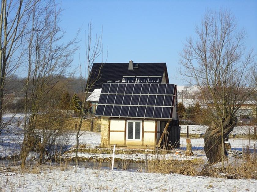 Der Bürgerenergie mit den unzähligen kleinen PV-Anlagen auf Hausdächern etwa wird mit dem neuen Digitalisierungsgesetz und dem Smart-Meter-Zwang der Garaus gemacht. Das sollten sich die Bürger nicht gefallen lassen. (Foto: Nicole Allé)