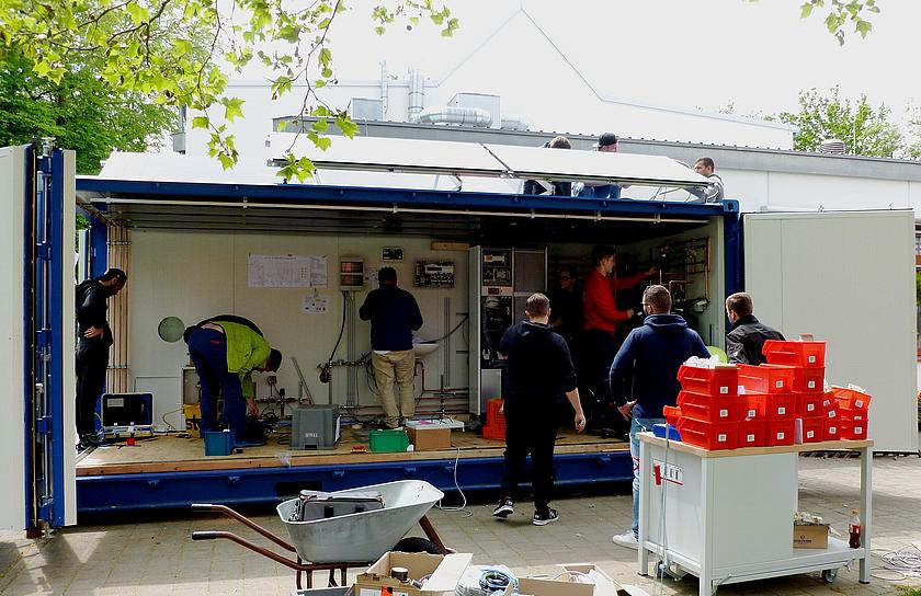 Im interdisziplinären Projekt SHK4Future bauten Studierende und Auszubildende aus einem herkömmlichen Seecontainer ein energieautarkes Wohnmodul