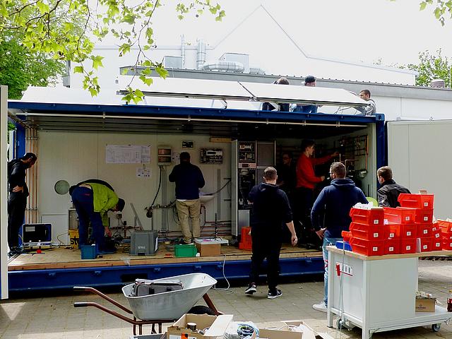 Im interdisziplinären Projekt SHK4Future bauten Studierende und Auszubildende aus einem herkömmlichen Seecontainer ein energieautarkes Wohnmodul