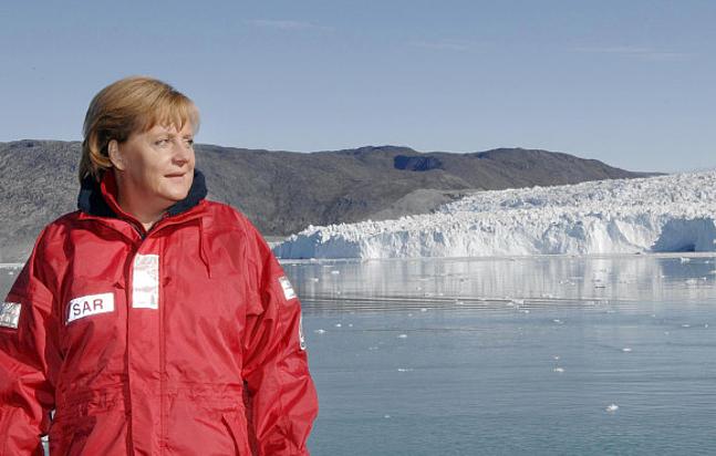 Kanzlerin Angela Merkel am Eqi-Gletscher in Westgrönland (Foto: REGIERUNGonline/Bergmann)
