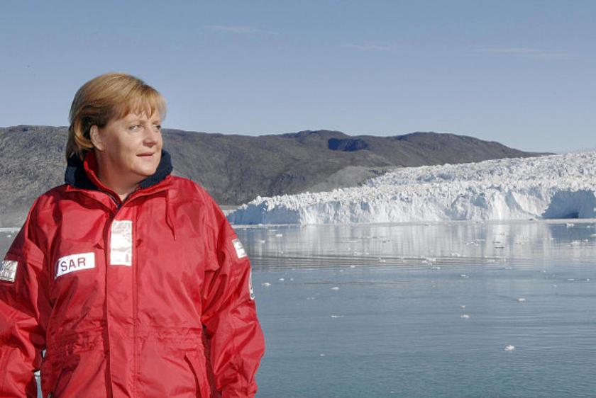 Kanzlerin Angela Merkel am Eqi-Gletscher in Westgrönland (Foto: REGIERUNGonline/Bergmann)