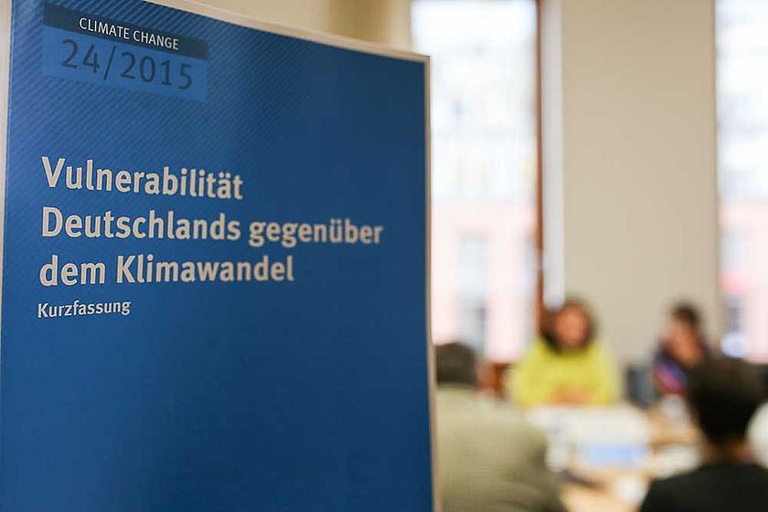 Insgesamt 16 Bundesbehörden und -institutionen haben am Dienstag in Berlin die umfassende Vulnerabilitätsanalyse zu den zukünftigen Folgen des Klimawandels in Deutschland vorgelegt. (Foto: BMUB/Sascha Hilgers)