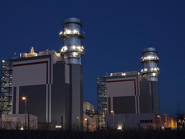 Nachtbild eines Gaskraftwerks.