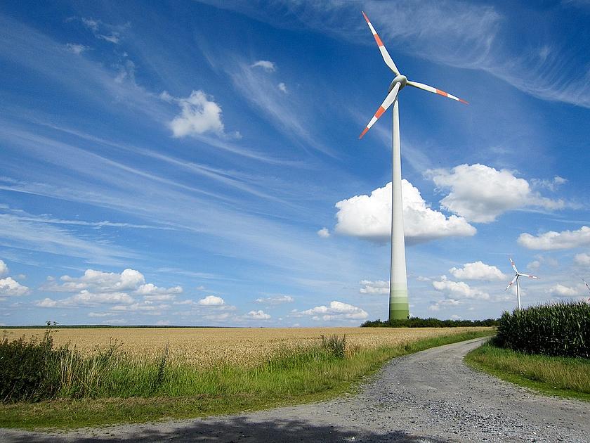Zurzeit gibt es nur eine Handvoll Märkte, die das europaweite Wachstum der Windbranche   gestalten. (Foto: <a href="https://pixabay.com/de/windrad-weg-wind-wolken-landschaft-1963391" target="_blank">Pixelina / pixabay.com</a>, CC0 Public Domain)