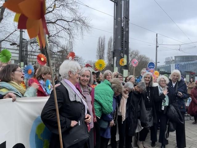 Die KlimaSeniorinnen vor dem dem Europäischen Gerichtshof für Menschenrechte.