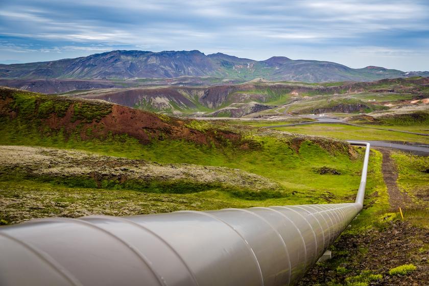 Gaspipeline durchzieht eine hügelige grüne Landschaft