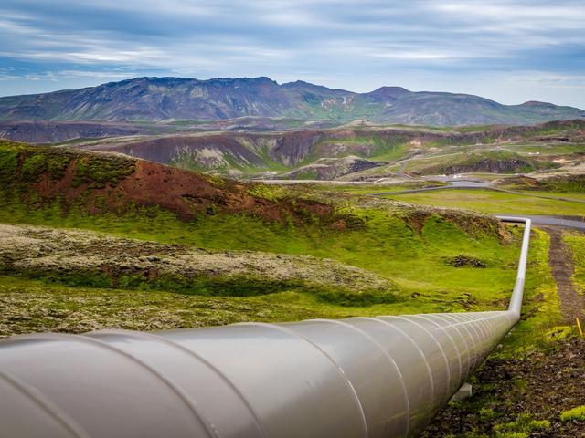 Gaspipeline durchzieht eine hügelige grüne Landschaft