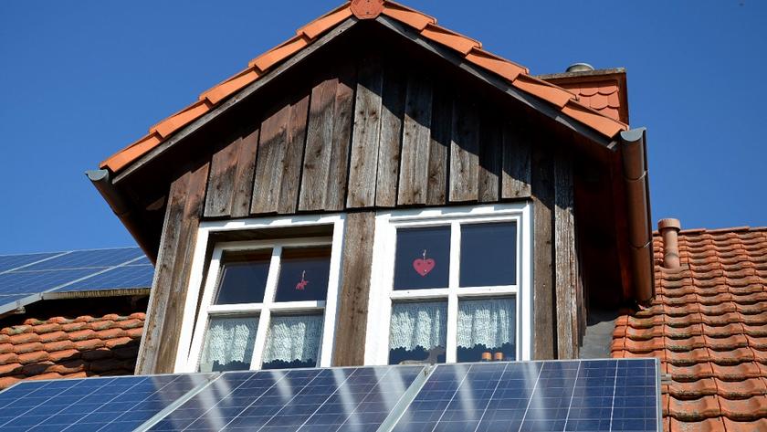 Ziegeldach mit Gaube, davor kleine Photovoltaik-Dachanlage 